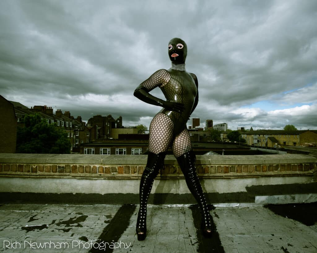 Adoration - Crédits - Rich Newnham